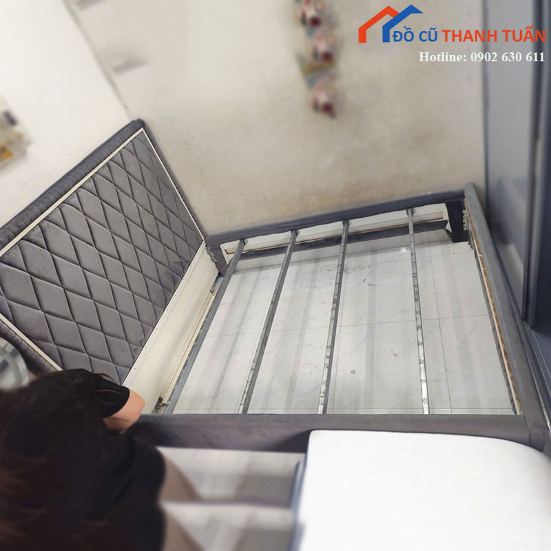 giuong-ngu-boc-ni-xam-dau-giuong-nan-go-cu-2 Giường Ngủ Bọc Nỉ Xám Đầu Giường Nan Gỗ Cũ