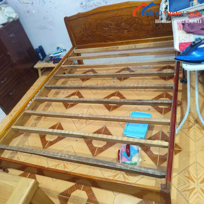 giuong-ngu-go-cu-co-dau-giuong-cham-khac-hoa-van-1 Giường Ngủ Gỗ Cũ Có Đầu Giường Chạm Khắc Hoa Văn