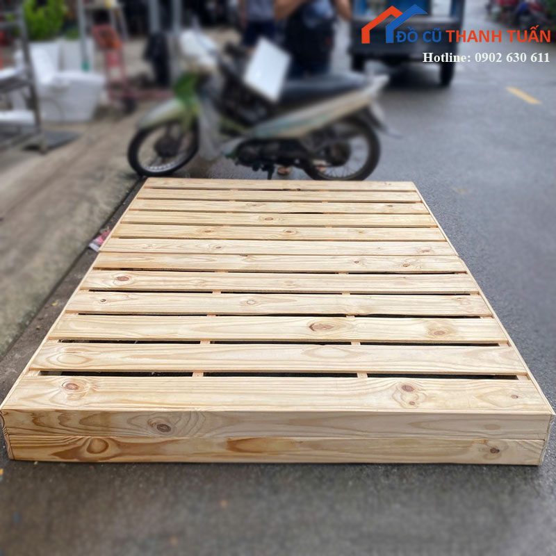 giuong-pallet-go-cu-1m6-mau-vang-sang-2 Giường Pallet Gỗ Cũ 1m6 Màu Vàng Sáng