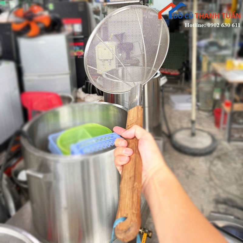 Vợt Vớt Thực Phẩm Cũ Bằng Inox Lưới Tròn Cán Gỗ