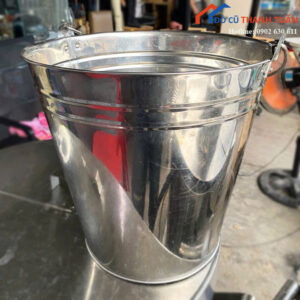 Xô Inox Cũ Màu Bạc Sáng Bóng Có Quai Xách Kim Loại