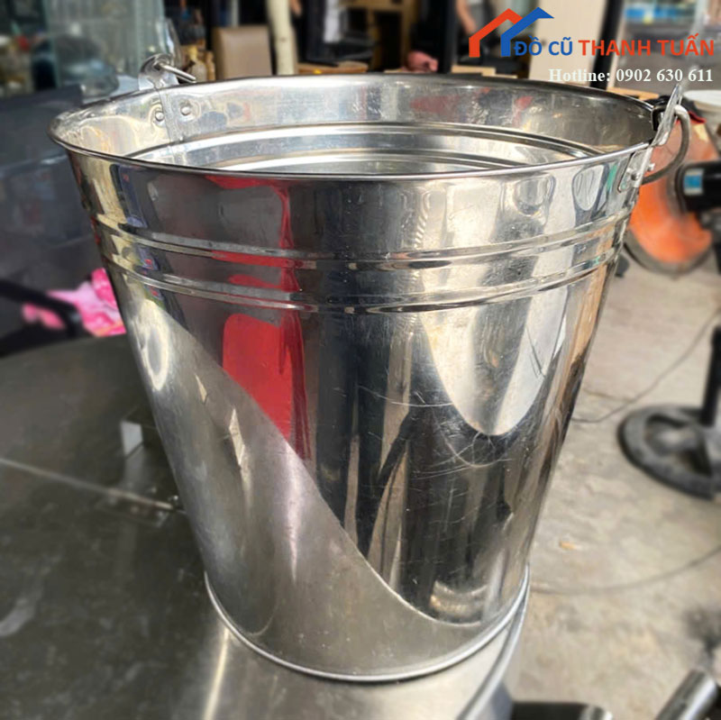Xô Inox Cũ Màu Bạc Sáng Bóng Có Quai Xách Kim Loại
